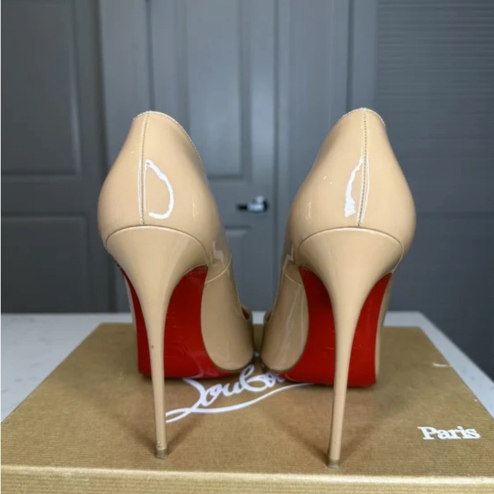 CHRISTIAN LOUBOUTIN
So Kate patent leather heels
38.5 EU. Like new condition!! - Picture 3 of 5